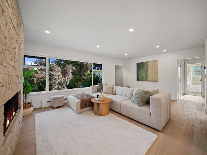 Photo 2 at 3975 Highland Boulevard, Forest Hills NV, North Vancouver