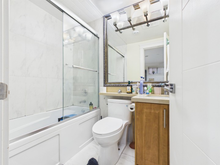 Photo 6 at 426 E 63 Avenue, South Vancouver, Vancouver East