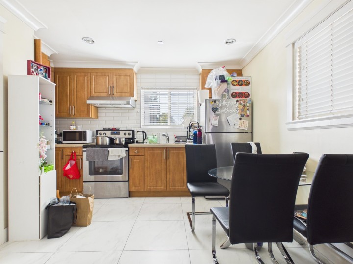 Photo 10 at 426 E 63 Avenue, South Vancouver, Vancouver East