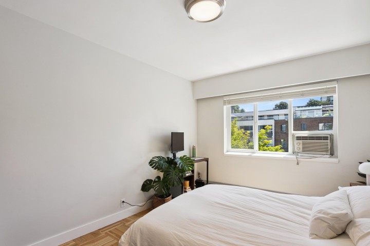 Photo 13 at 303 - 2469 Cornwall Avenue, Kitsilano, Vancouver West
