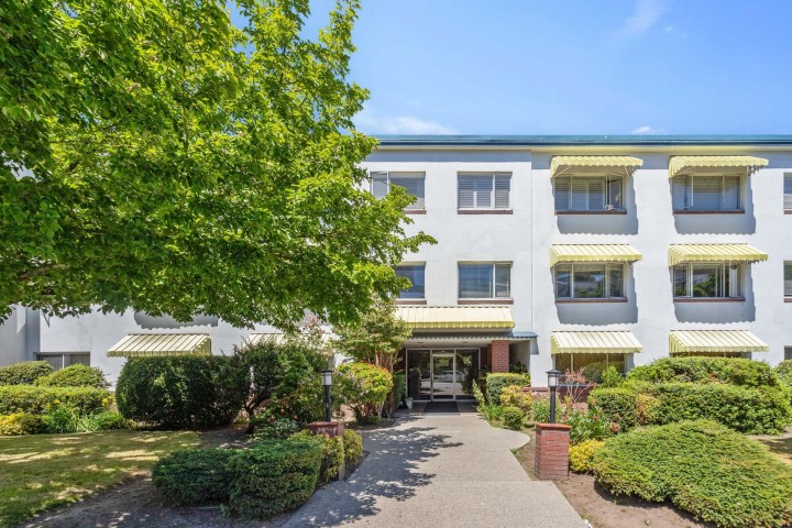 Photo 16 at 303 - 2469 Cornwall Avenue, Kitsilano, Vancouver West