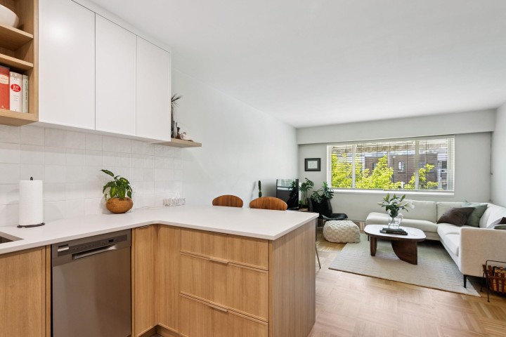 Photo 7 at 303 - 2469 Cornwall Avenue, Kitsilano, Vancouver West