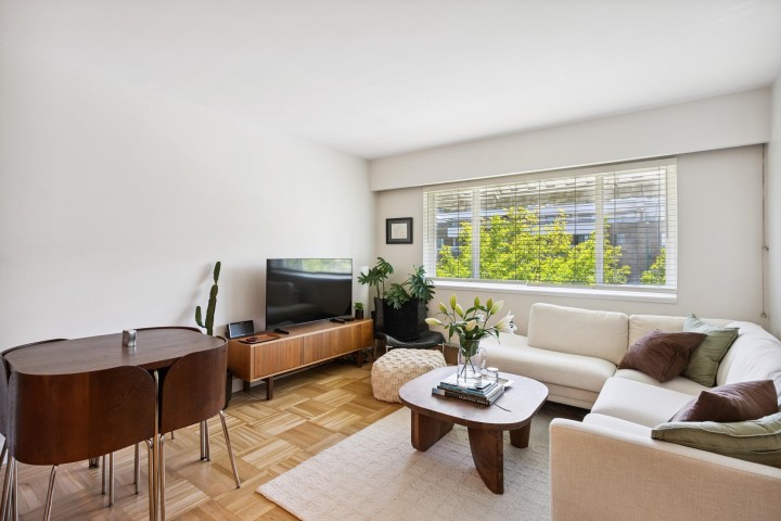 Photo 3 at 303 - 2469 Cornwall Avenue, Kitsilano, Vancouver West