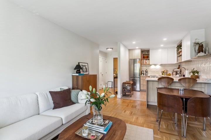 Photo 5 at 303 - 2469 Cornwall Avenue, Kitsilano, Vancouver West