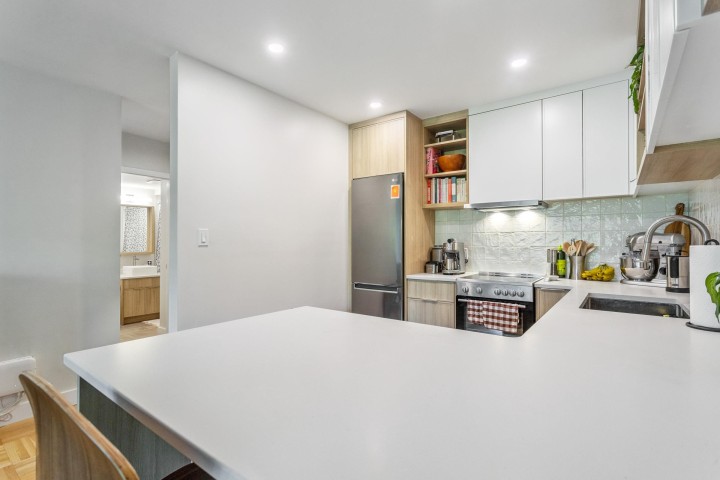 Photo 9 at 303 - 2469 Cornwall Avenue, Kitsilano, Vancouver West