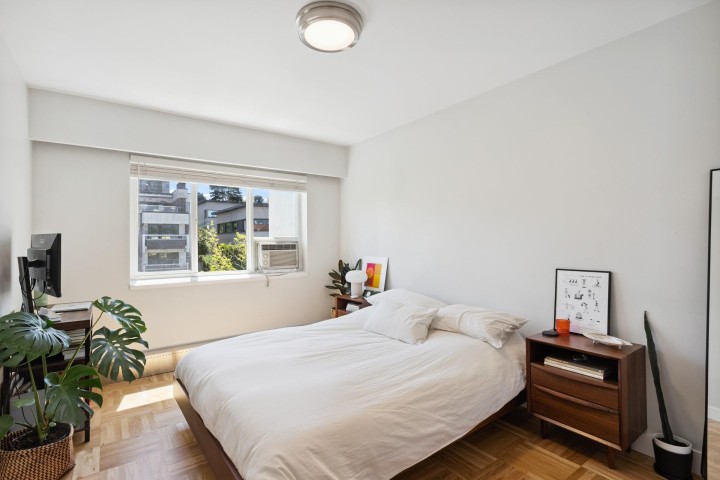 Photo 10 at 303 - 2469 Cornwall Avenue, Kitsilano, Vancouver West