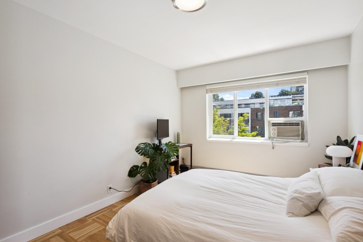 Photo 11 at 303 - 2469 Cornwall Avenue, Kitsilano, Vancouver West