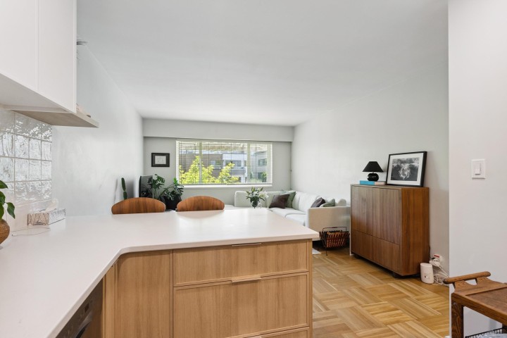 Photo 8 at 303 - 2469 Cornwall Avenue, Kitsilano, Vancouver West