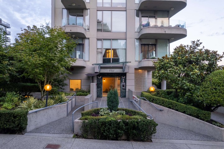 Photo 3 at 502 - 570 18th Street, Ambleside, West Vancouver