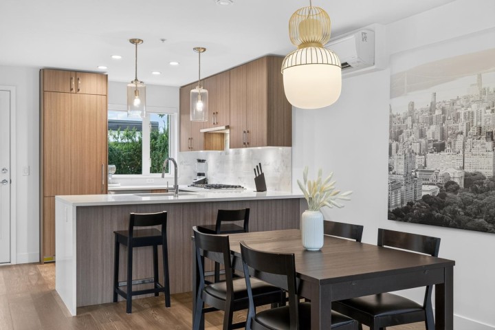 Photo 6 at 561 W 29th Avenue, Cambie, Vancouver West