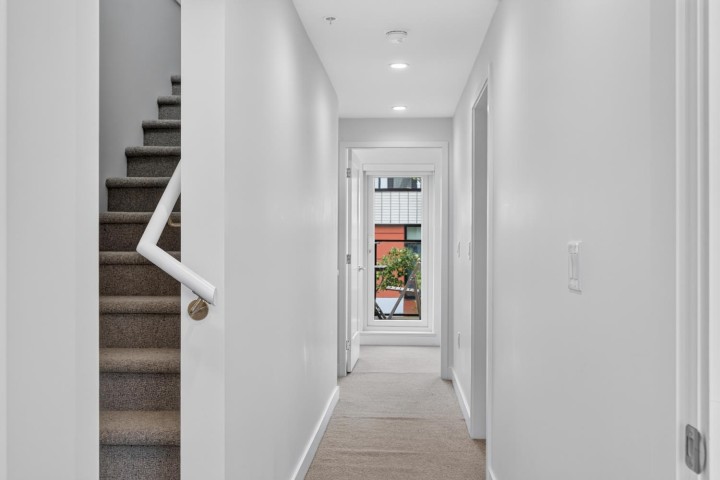 Photo 13 at 561 W 29th Avenue, Cambie, Vancouver West