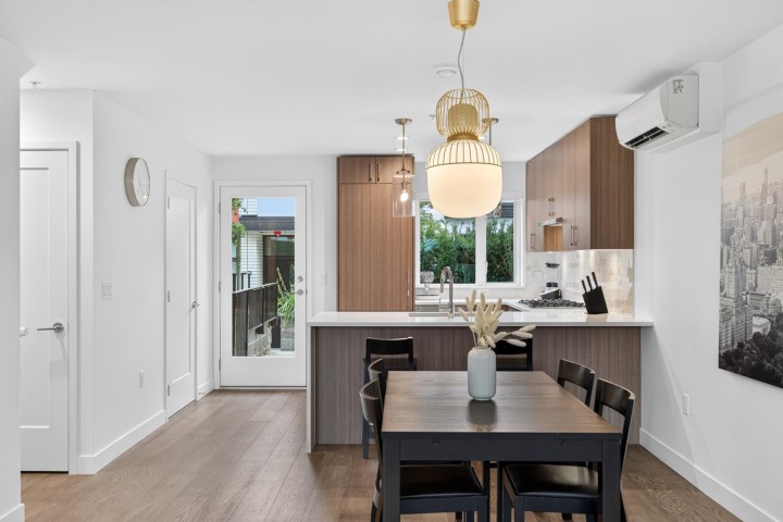 Photo 7 at 561 W 29th Avenue, Cambie, Vancouver West