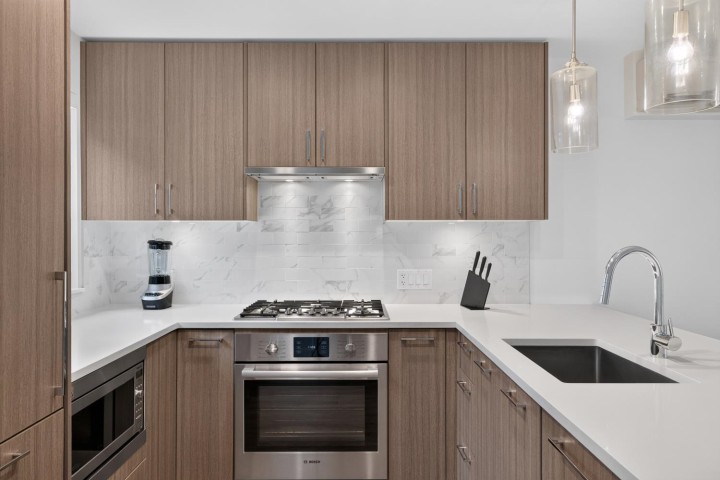 Photo 10 at 561 W 29th Avenue, Cambie, Vancouver West