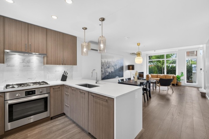 Photo 11 at 561 W 29th Avenue, Cambie, Vancouver West