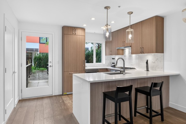 Photo 8 at 561 W 29th Avenue, Cambie, Vancouver West