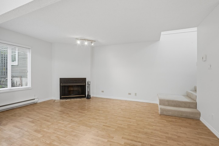 Photo 4 at 3407 Lynmoor Place, Champlain Heights, Vancouver East
