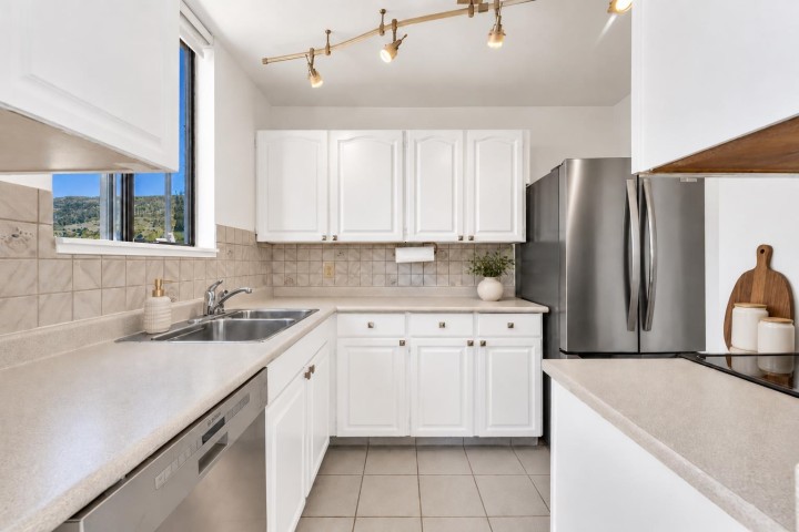 Photo 9 at 1102 - 555 13th Street, Ambleside, West Vancouver