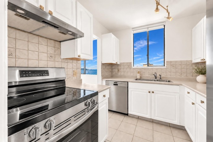 Photo 8 at 1102 - 555 13th Street, Ambleside, West Vancouver