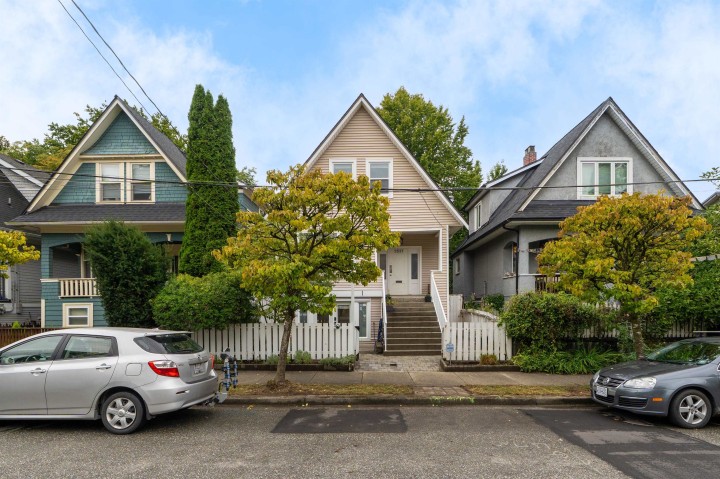 Photo 2 at 2537 Woodland Drive, Grandview Woodland, Vancouver East