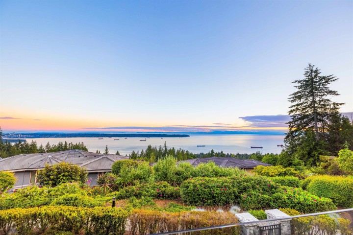 Photo 3 at 101 - 2535 Garden Court, Whitby Estates, West Vancouver