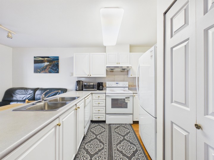 Photo 16 at 208 - 2677 Broadway Street, Renfrew VE, Vancouver East