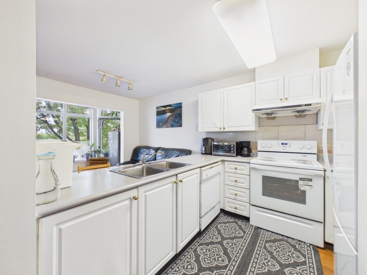 Photo 10 at 208 - 2677 Broadway Street, Renfrew VE, Vancouver East