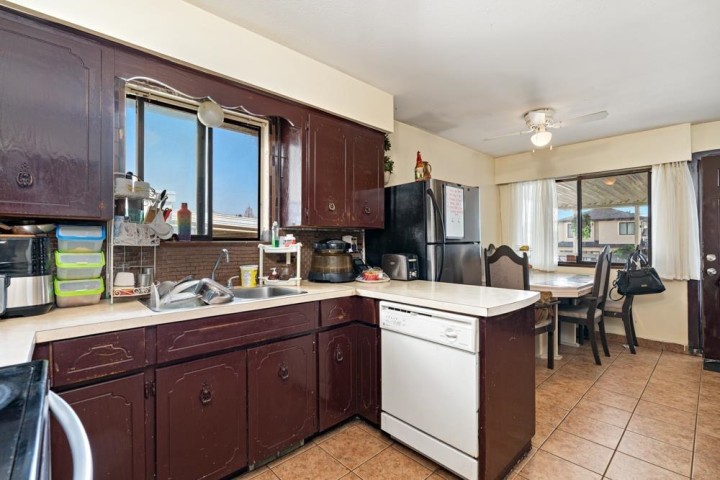 Photo 6 at 328 E 49th Avenue, South Vancouver, Vancouver East