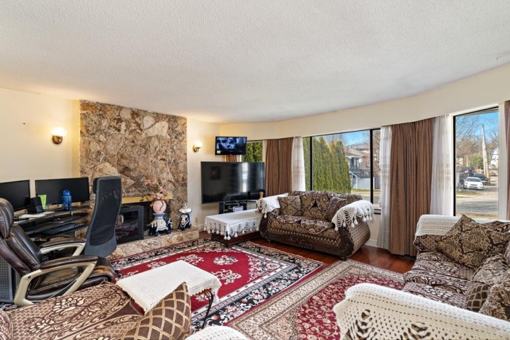Photo 3 at 328 E 49th Avenue, South Vancouver, Vancouver East