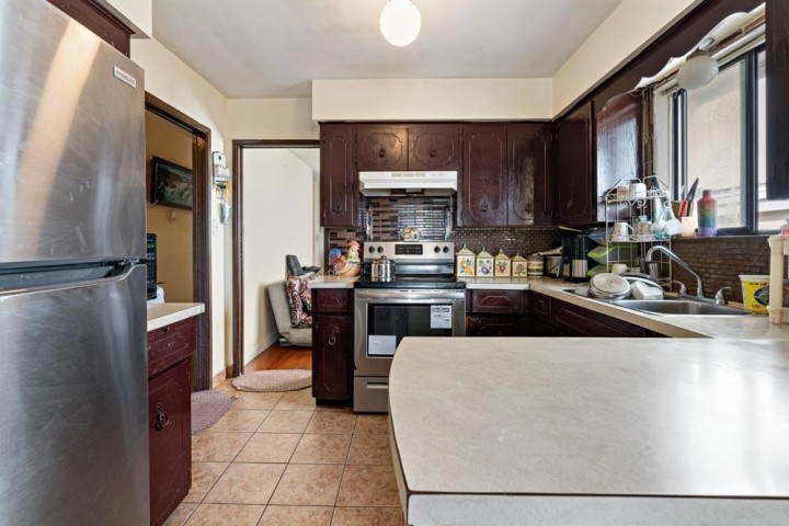 Photo 10 at 328 E 49th Avenue, South Vancouver, Vancouver East