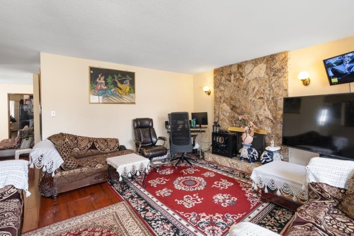 Photo 4 at 328 E 49th Avenue, South Vancouver, Vancouver East