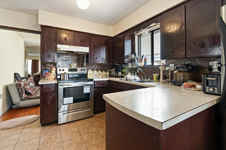 Photo 8 at 328 E 49th Avenue, South Vancouver, Vancouver East
