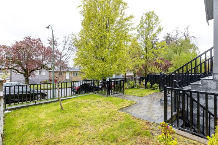 Photo 4 at 333 E 64th Avenue, South Vancouver, Vancouver East