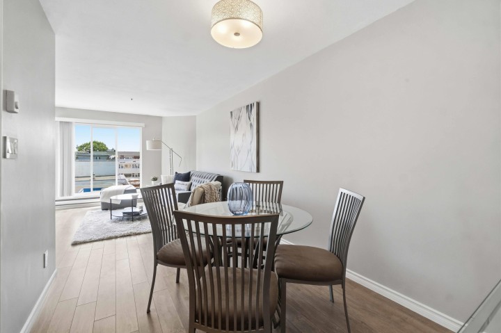 Photo 12 at 402 - 3505 W Broadway, Kitsilano, Vancouver West