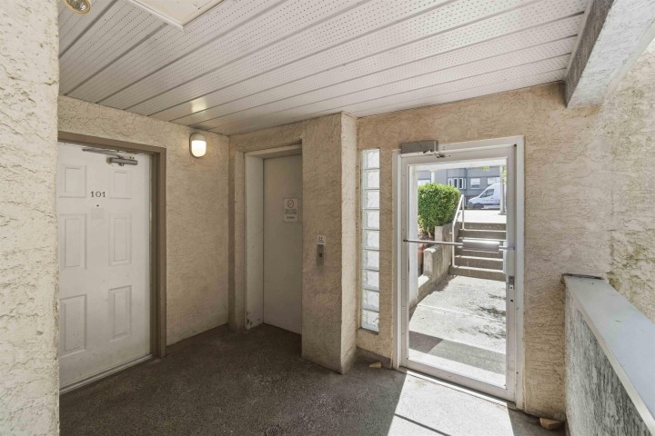 Photo 7 at 402 - 3505 W Broadway, Kitsilano, Vancouver West