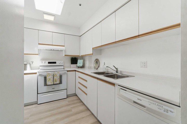 Photo 20 at 402 - 3505 W Broadway, Kitsilano, Vancouver West
