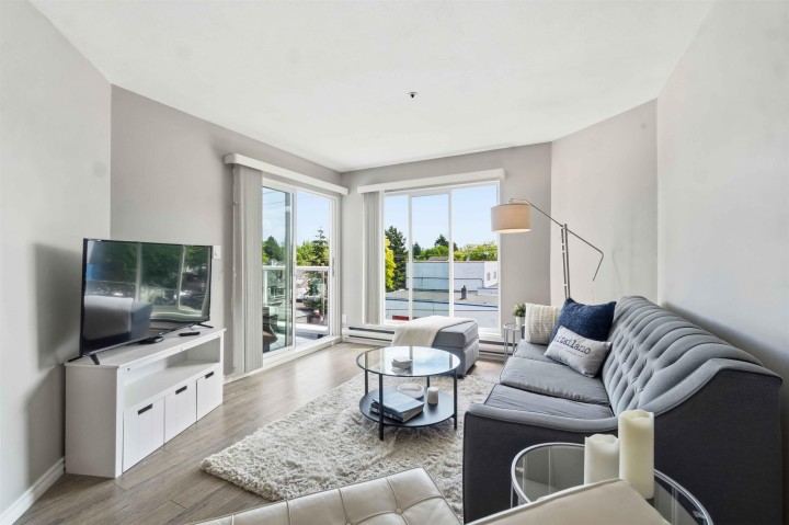 Photo 9 at 402 - 3505 W Broadway, Kitsilano, Vancouver West