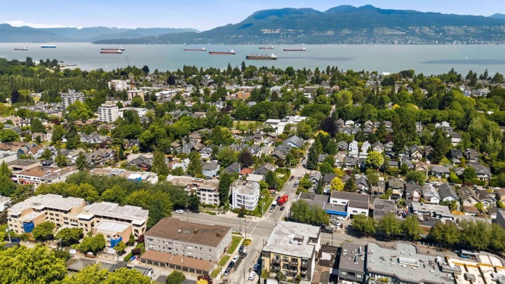 Photo 31 at 402 - 3505 W Broadway, Kitsilano, Vancouver West