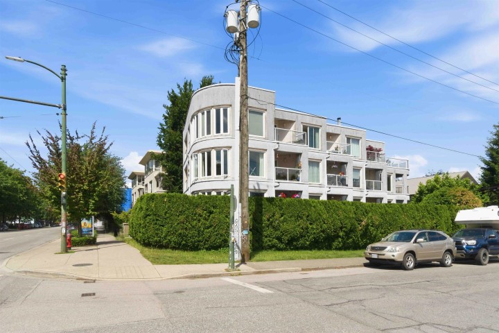 Photo 4 at 402 - 3505 W Broadway, Kitsilano, Vancouver West