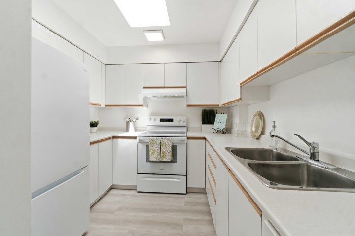 Photo 21 at 402 - 3505 W Broadway, Kitsilano, Vancouver West