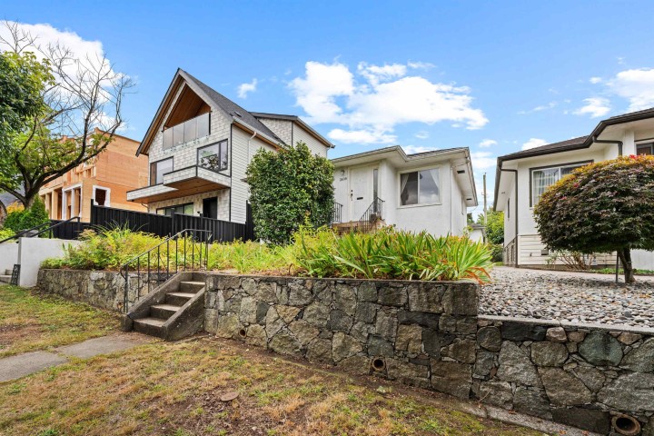 Photo 2 at 2608 E 4th Avenue, Renfrew VE, Vancouver East