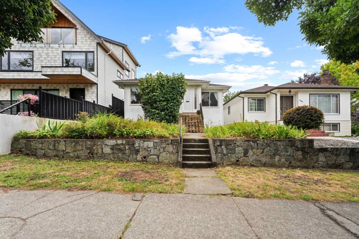 Photo 1 at 2608 E 4th Avenue, Renfrew VE, Vancouver East