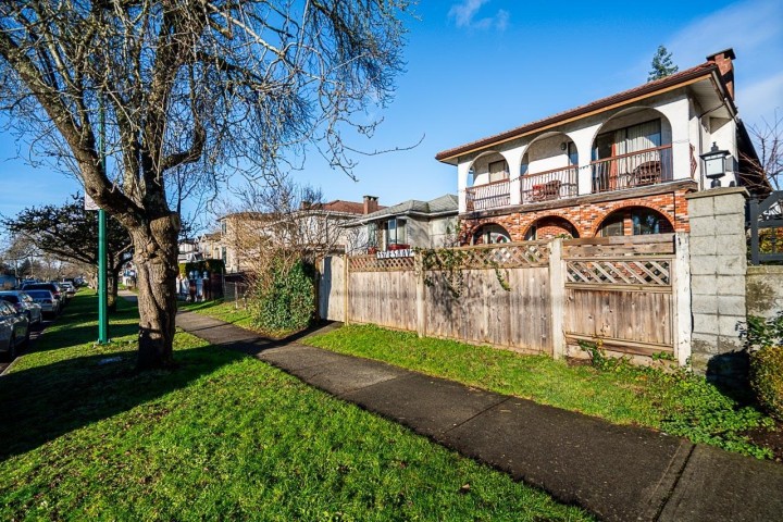 Photo 3 at 557 E 58th Avenue, South Vancouver, Vancouver East