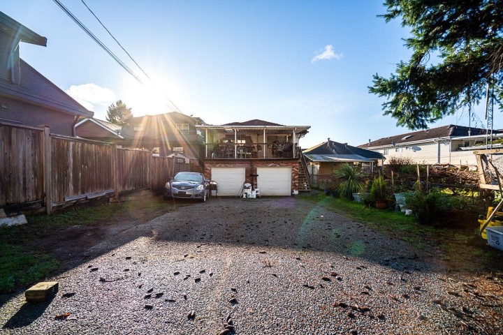 Photo 9 at 557 E 58th Avenue, South Vancouver, Vancouver East
