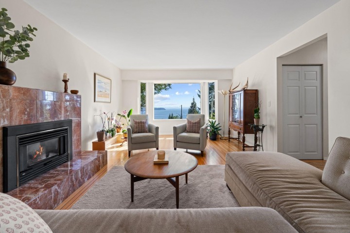 Photo 2 at 3845 Southridge Avenue, Bayridge, West Vancouver