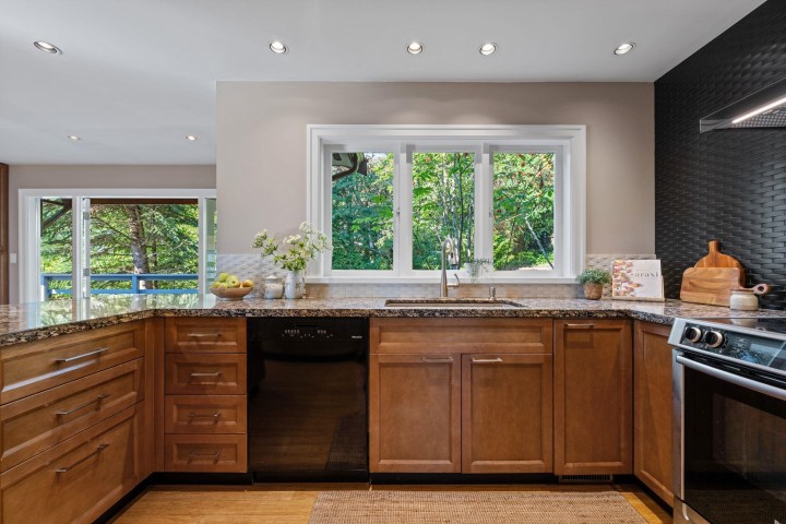 Photo 9 at 3845 Southridge Avenue, Bayridge, West Vancouver