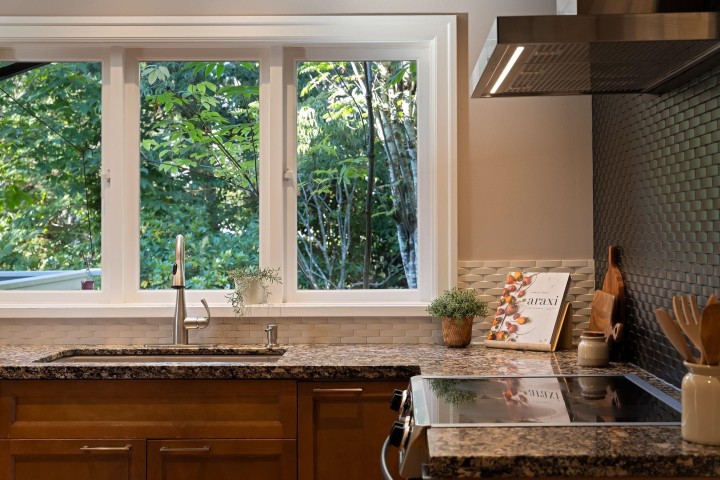 Photo 10 at 3845 Southridge Avenue, Bayridge, West Vancouver