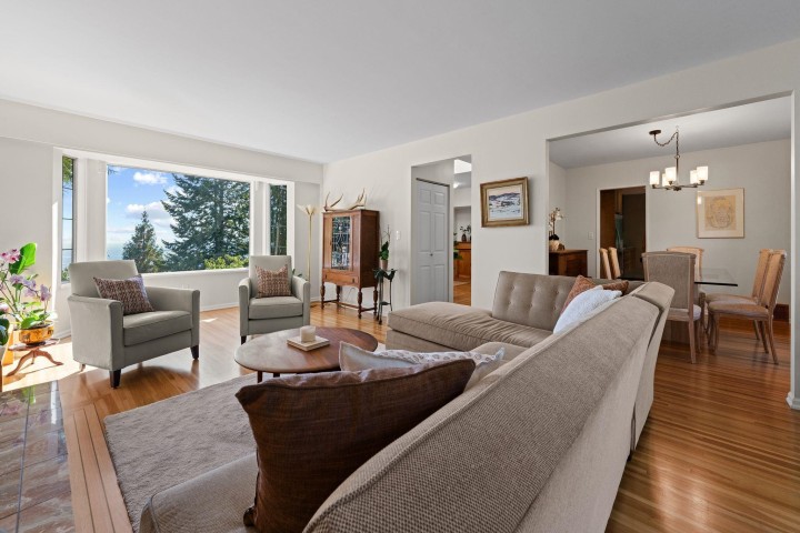 Photo 4 at 3845 Southridge Avenue, Bayridge, West Vancouver