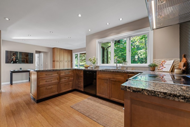 Photo 8 at 3845 Southridge Avenue, Bayridge, West Vancouver