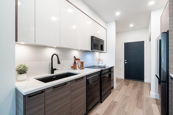 Photo 2 at 202 - 422 Lakewood Drive, Hastings, Vancouver East