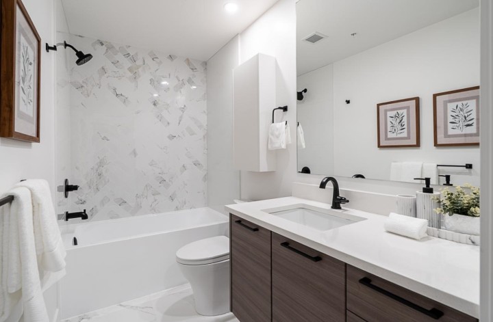 Photo 6 at 202 - 422 Lakewood Drive, Hastings, Vancouver East